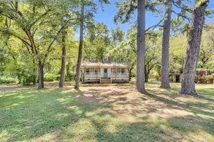 300 Bowden Cir, Burleson, TX 76028 - Photo 3