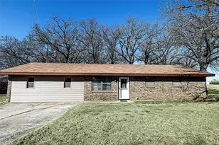 220 Tanglewood St, Bowie, TX 76230 - Photo 1