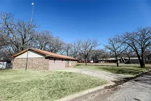220 Tanglewood St, Bowie, TX 76230 - Photo 7