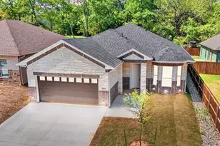 413 Henderson St, Bonham, TX 75418 - Photo 3