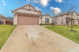717 Woodcrest Dr, Ennis, TX 75119 - Photo 1