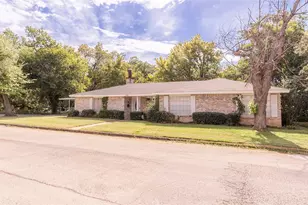 1103 Miller St, Bowie, TX 76230 - Photo 3