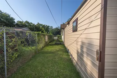 809 Lomo Street, Fort Worth, TX 76110 - Photo 11