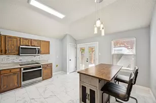 200 Lincoln Ln, Crowley, TX 76036 - Photo 11