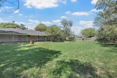 1005 E Craven Avenue, Lacy Lakeview, TX 76705 - Photo 11