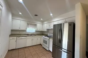 330 E Wilson Ave, Pilot Point, TX 76258 - Photo 5