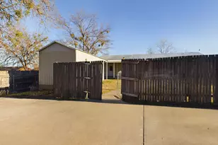 1432 W Torrey St, Granbury, TX 76048 - Photo 27