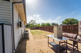 1000 W Hullum St, Breckenridge, TX 76424 - Photo 31