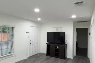 306 Broadmoor, Arlington, TX 76010 - Photo 3