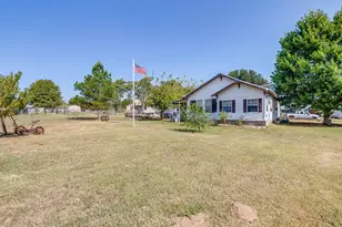 1035 Summit Dr, Springtown, TX 76082 - Photo 9