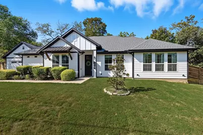 407 W Light Street, Waxahachie, TX 75165 - Photo 1