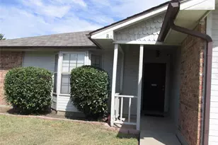 2614 Carrington Ln, Grand Prairie, TX 75052 - Photo 3