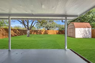 710 Country Ln, Grand Prairie, TX 75052 - Photo 29