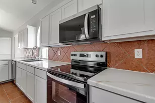 905 Hunter Ln, Burleson, TX 76028 - Photo 5