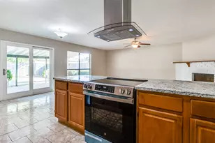 10257 Sweet Gum St, Dallas, TX 75249 - Photo 9