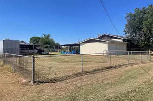 615 N Harvey St, Breckenridge, TX 76424 - Photo 3