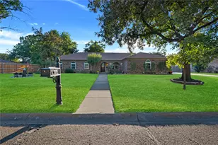 840 S Ridgeway Dr, Cleburne, TX 76033 - Photo 3