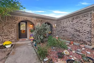 840 S Ridgeway Dr, Cleburne, TX 76033 - Photo 3