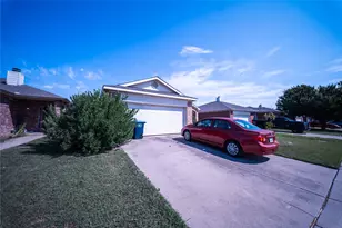 945 Buffalo Springs Dr, Fort Worth, TX 76140 - Photo 3