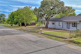 607 Baylor St, Nocona, TX 76255 - Photo 3