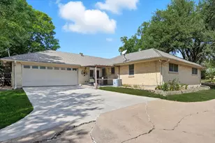 1109 Capetown Dr, Grand Prairie, TX 75050 - Photo 39