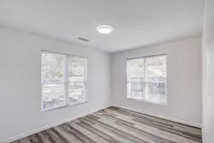 322 NE 29th St, Grand Prairie, TX 75050 - Photo 9