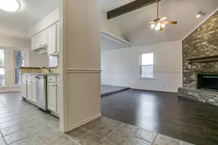 2411 Bayberry Ln, Euless, TX 76039 - Photo 5