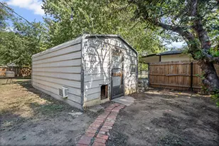 308 Poindexter Ave, Cleburne, TX 76033 - Photo 17