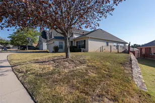 2812 Greenway Dr, Burleson, TX 76028 - Photo 3
