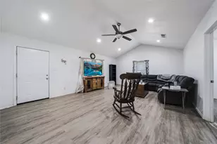 702 W 7th St, Bonham, TX 75418 - Photo 5