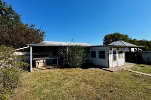 413 E Locust St, Whitewright, TX 75491 - Photo 15