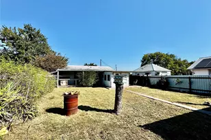 413 E Locust St, Whitewright, TX 75491 - Photo 13