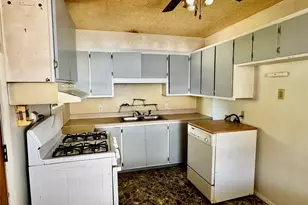 413 E Locust St, Whitewright, TX 75491 - Photo 3