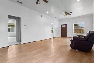 704 S Beacon St, Dallas, TX 75223 - Photo 7