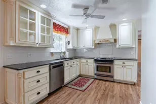 1917 Rock Creek Dr, Grand Prairie, TX 75050 - Photo 9