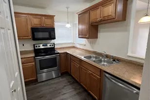 311 Navarro Ln, Grand Prairie, TX 75052 - Photo 9