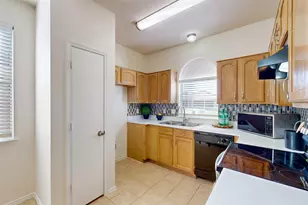 1021 Buffalo Springs Dr, Fort Worth, TX 76140 - Photo 9