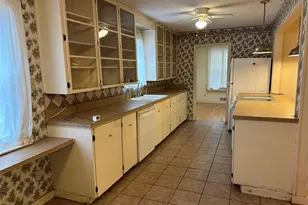 901 Saturn Springs Dr, Garland, TX 75041 - Photo 9