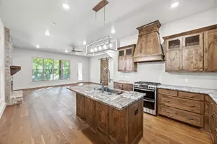 516 Lydia Ln, Granbury, TX 76049 - Photo 5