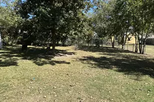 411 S Santa Fe St, Wolfe City, TX 75496 - Photo 25