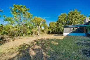 805 9th St, Grand Prairie, TX 75050 - Photo 33