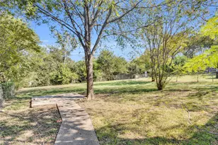 1033 E Elm St, Hillsboro, TX 76645 - Photo 5