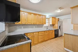 1113 2nd St, Grand Prairie, TX 75051 - Photo 9