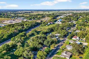 634 E South St, Whitesboro, TX 76273 - Photo 9