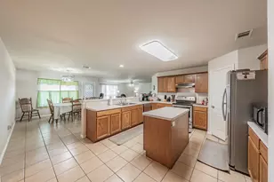 400 Piccadilly Cir, Burleson, TX 76028 - Photo 3