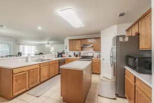 400 Piccadilly Cir, Burleson, TX 76028 - Photo 9