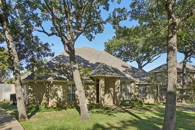 2209 Sand Creek Court, Arlington, TX 76006 - Photo 3