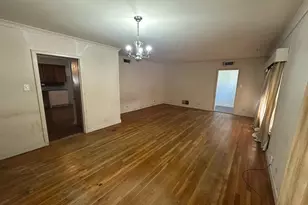 932 W Live Oak St, Jacksboro, TX 76458 - Photo 9