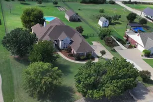 2101 W Emerald Bend Ct, Granbury, TX 76049 - Photo 5