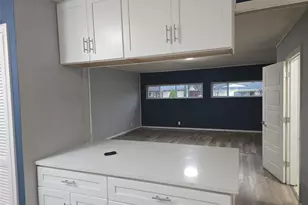 1818 E Lovers Ln, Arlington, TX 76010 - Photo 5